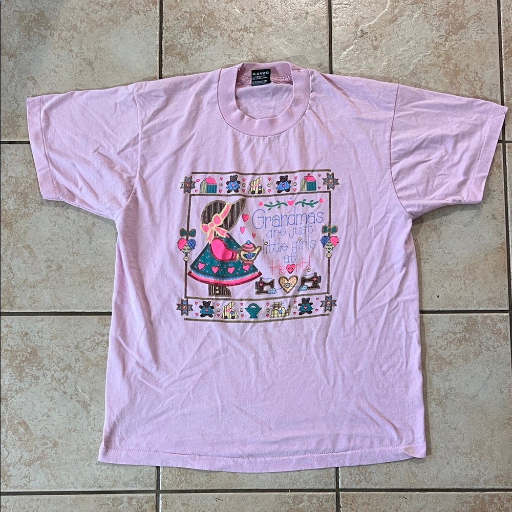 VTG SINGLE STITCH Pink Graphic Tee -Grandma's Are Just Little Girls at Heart, L‎